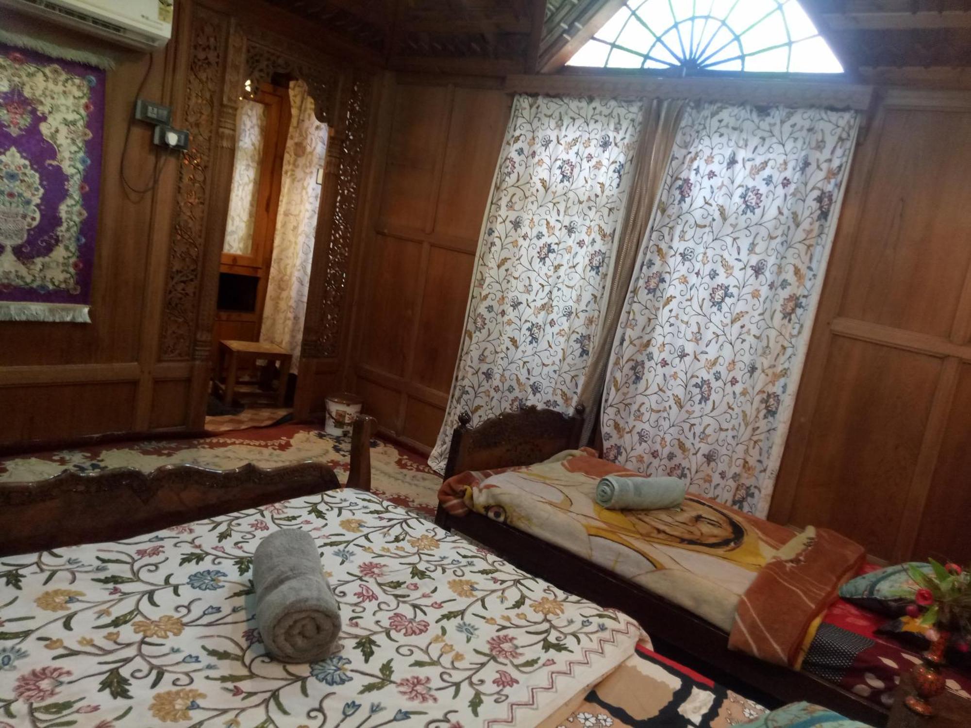 مبيت وإفطار Srīnagar House Boat New Manora المظهر الخارجي الصورة
