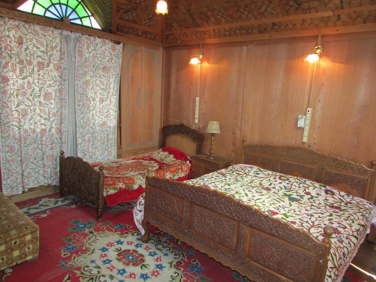 مبيت وإفطار Srīnagar House Boat New Manora المظهر الخارجي الصورة