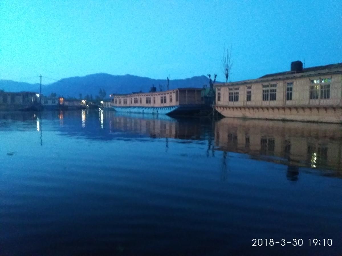 مبيت وإفطار Srīnagar House Boat New Manora المظهر الخارجي الصورة